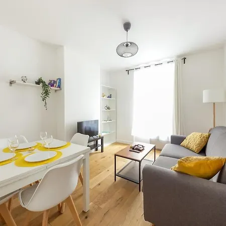 And Cozy 2 Min From Paris Apartment